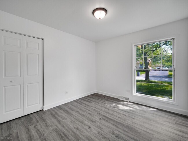Building Photo - 946 Harvard Ln