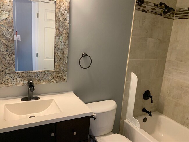 Building Photo - Gorgeous 3 BR/2 Full BA & 2 Half BA Waterf...