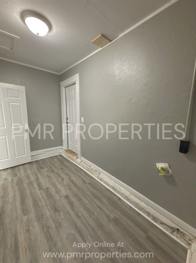 Building Photo - 4 Bedrooms - 1 Bathroom House.