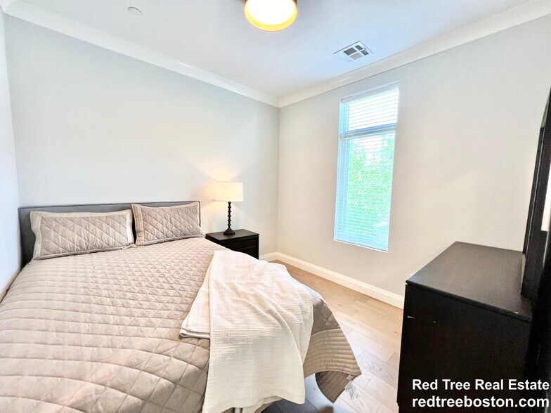 Building Photo - 142 Pleasant St