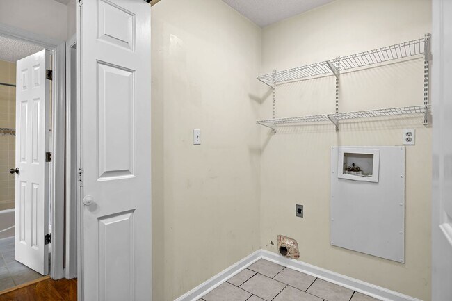 Building Photo - West Knoxville 37922 - Freshly painted and move-in ready, 3-bedroom, 2.5-bath home - Contact Matt...