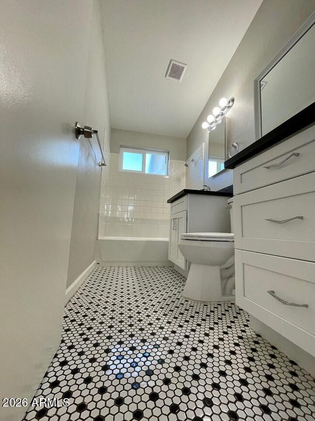 Building Photo - 2012 E Howe Ave