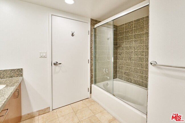 Building Photo - 13700 Marina Pointe Dr