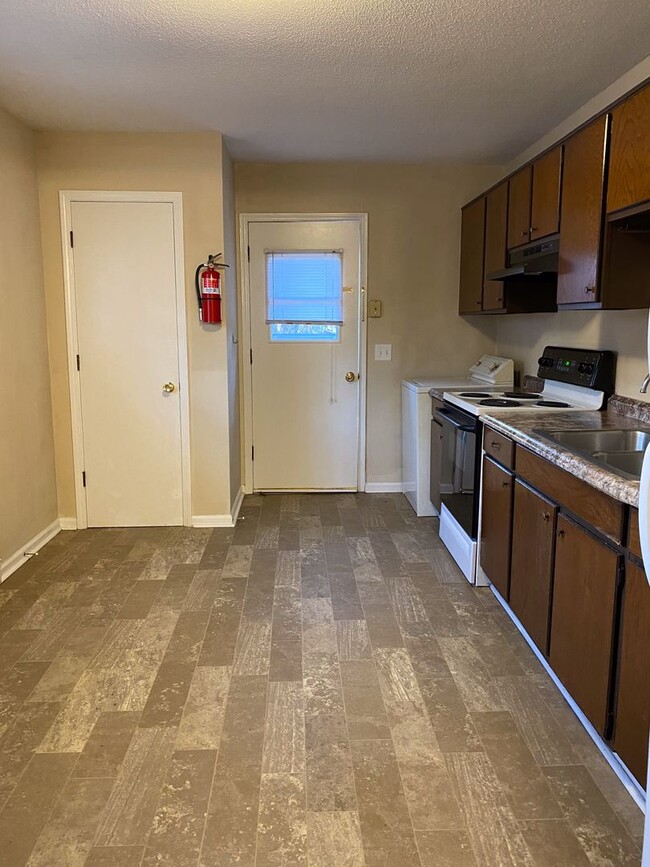 Building Photo - 220 Vickery Dr