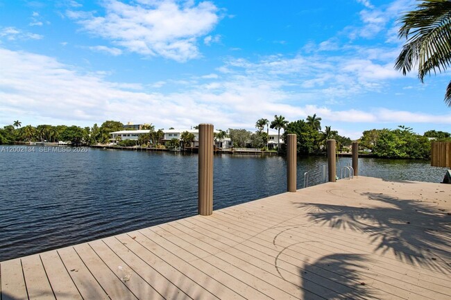 Building Photo - 811 NE 17th Ct