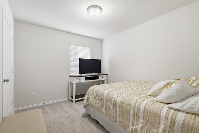 Building Photo - 10101 Newtown Dr