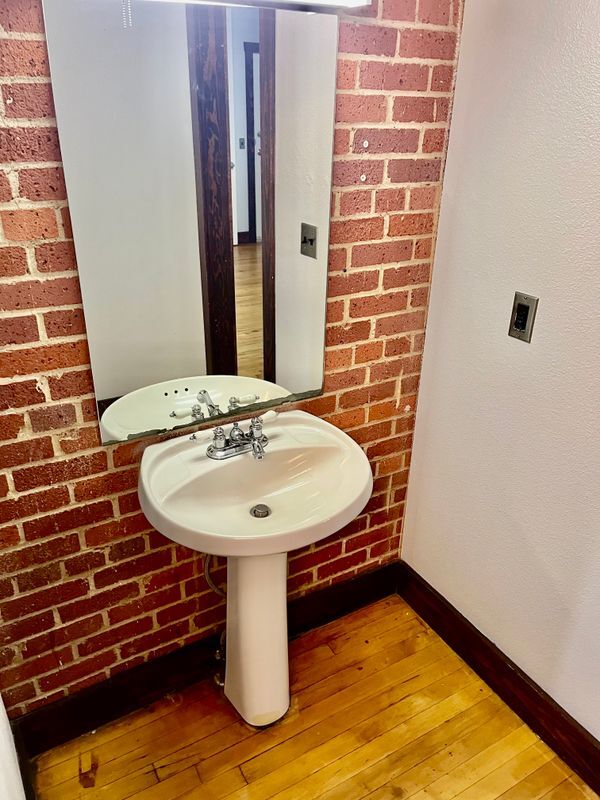 Building Photo - 115 E Tyler St