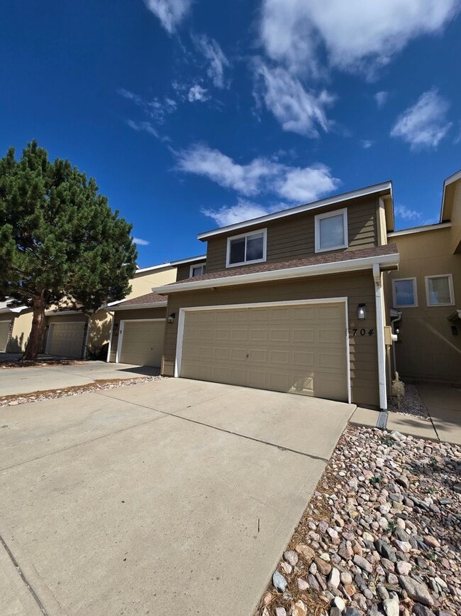 Building Photo - Great Townhome in Windsor
