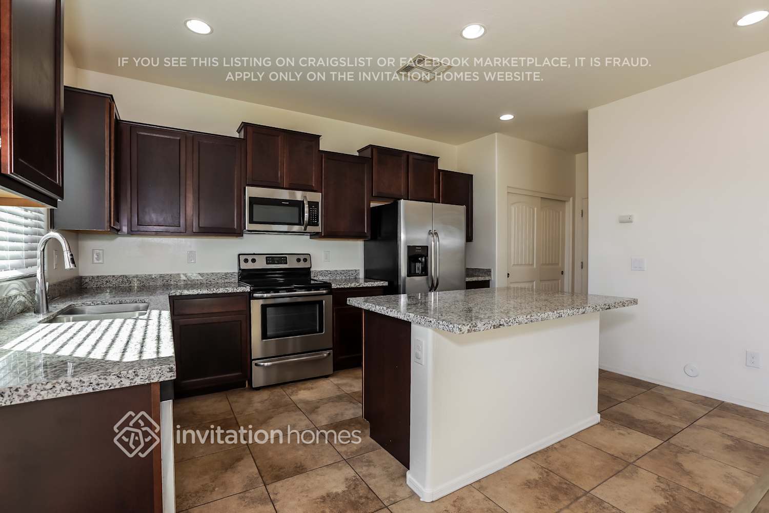 Building Photo - 1323 E Palomino Way