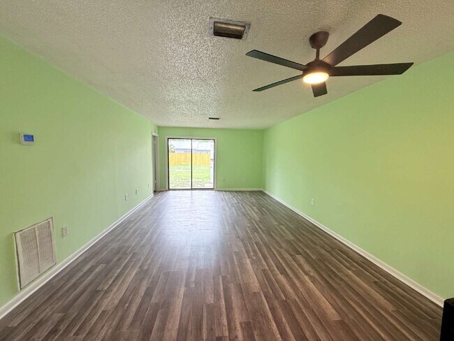 Building Photo - 2-Bedroom and 2Bathroom Fenced Half Duplex