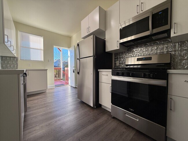 Primary Photo - Updated 3BR 1.5 bath house with office/ of...
