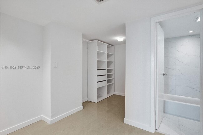 Building Photo - 100 Bayview Dr