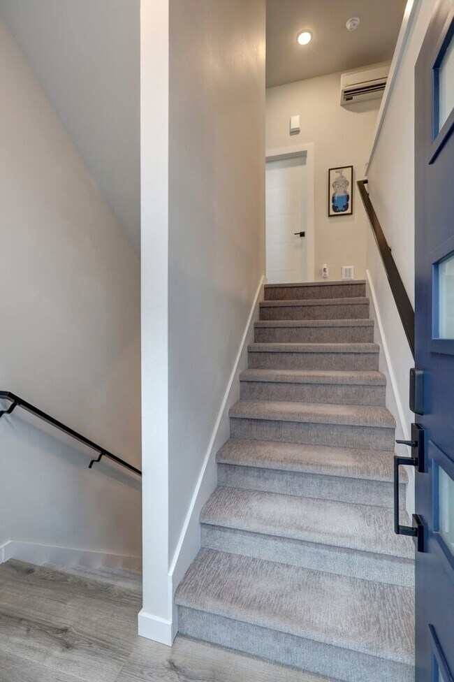 Building Photo - Beautiful and Spacious 4bd/4ba Townhome Av...