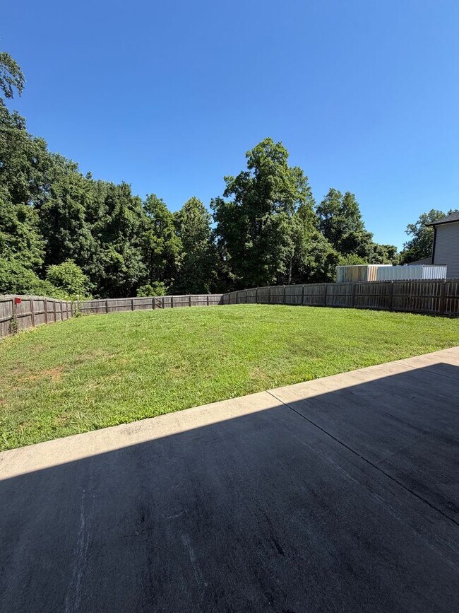 Building Photo - Large 4 Bedroom 2 1/2 Bath Pet Friendly Home For Rent!
