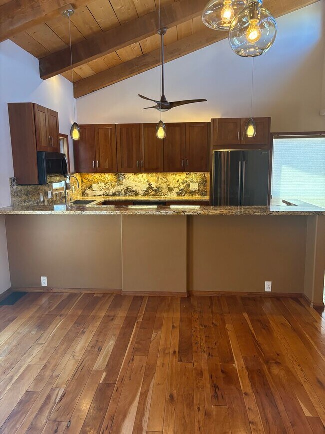 Building Photo - Unfurnished, 1-year long-term rental, Procure Only