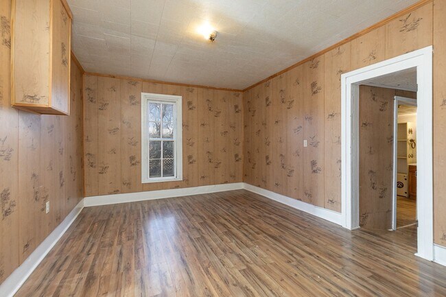 Building Photo - 2 Bedroom | 1 Bathroom | With a Large Deta...