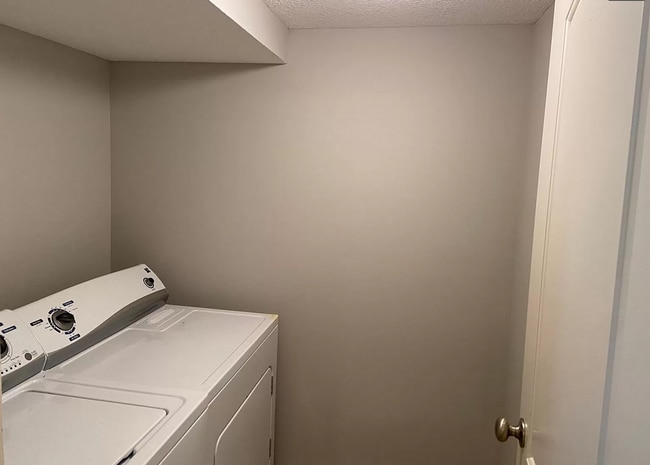 Building Photo - 3 BD/2.5 BA
