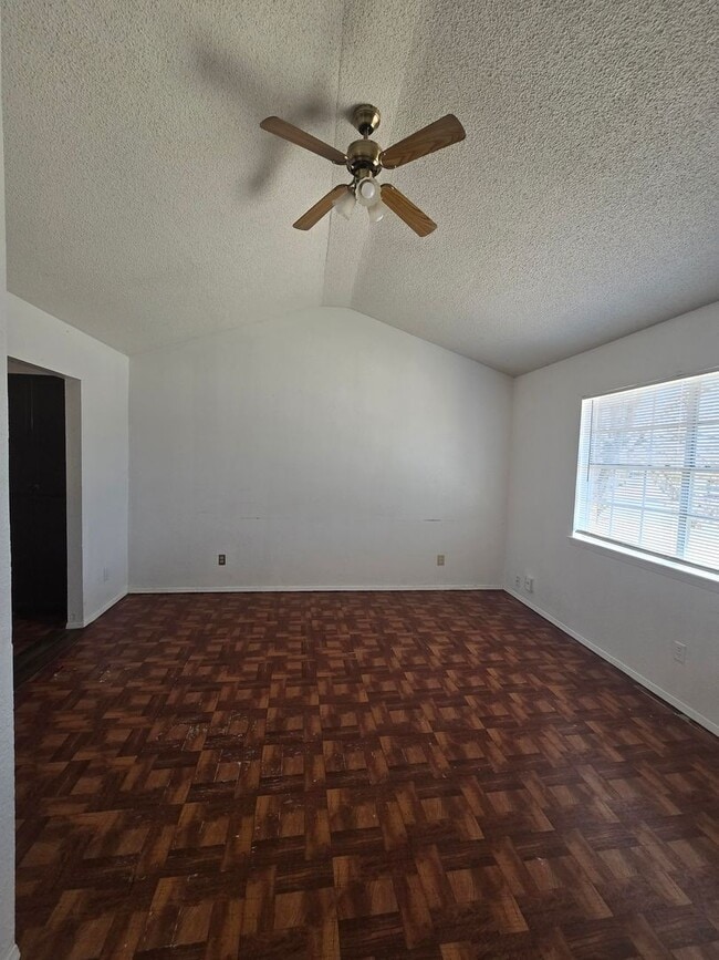 Building Photo - AFFORDABLE EASTSIDE DUPLEX
