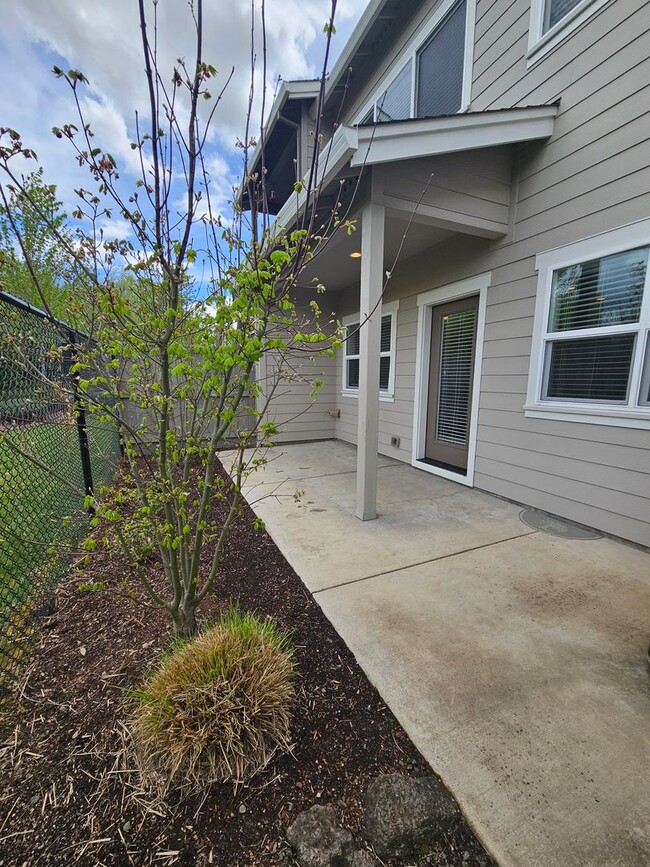 Building Photo - Beautiful Townhome in East Medford