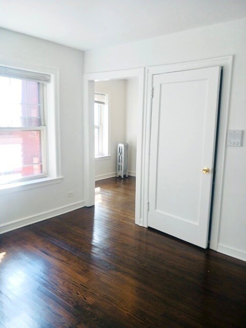 Building Photo - 1072 W Thorndale Ave
