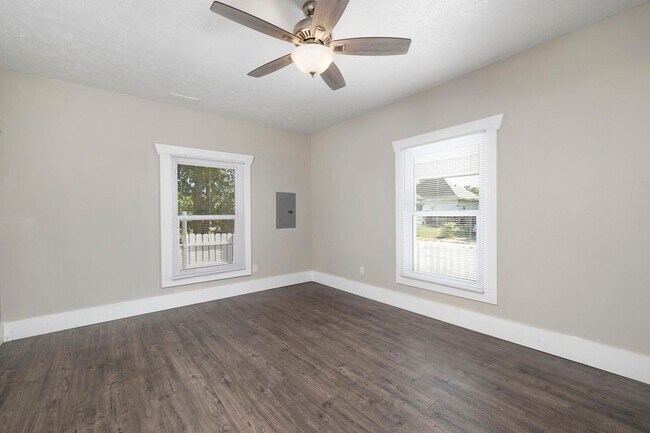 Building Photo - Updated 2 Story Home in downtown Springfield