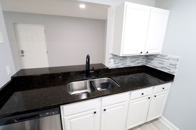 Building Photo - Newly renovated first floor condo! 2 bedrooms