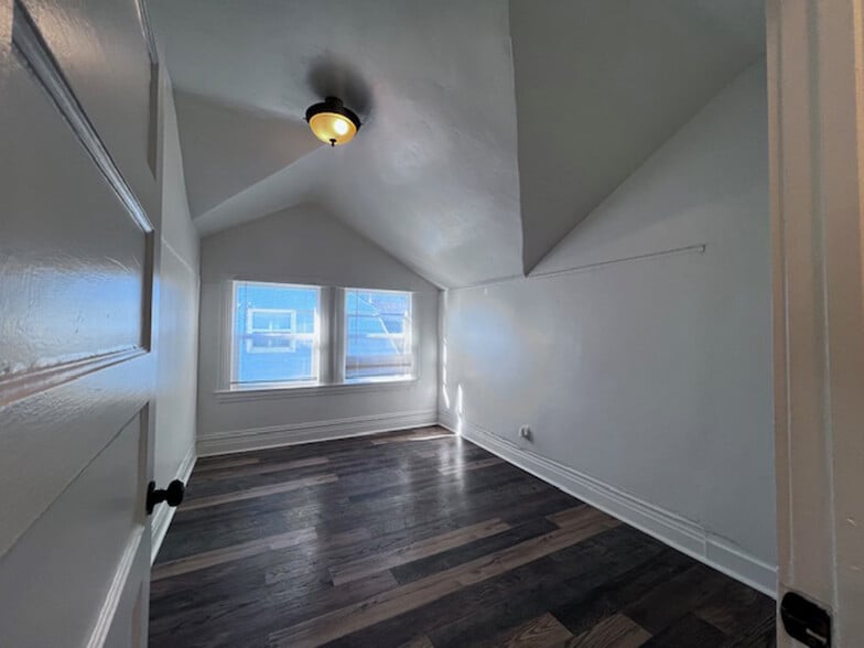 Building Photo - 722 30th St