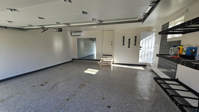 Building Photo - Modern Park Hill Home