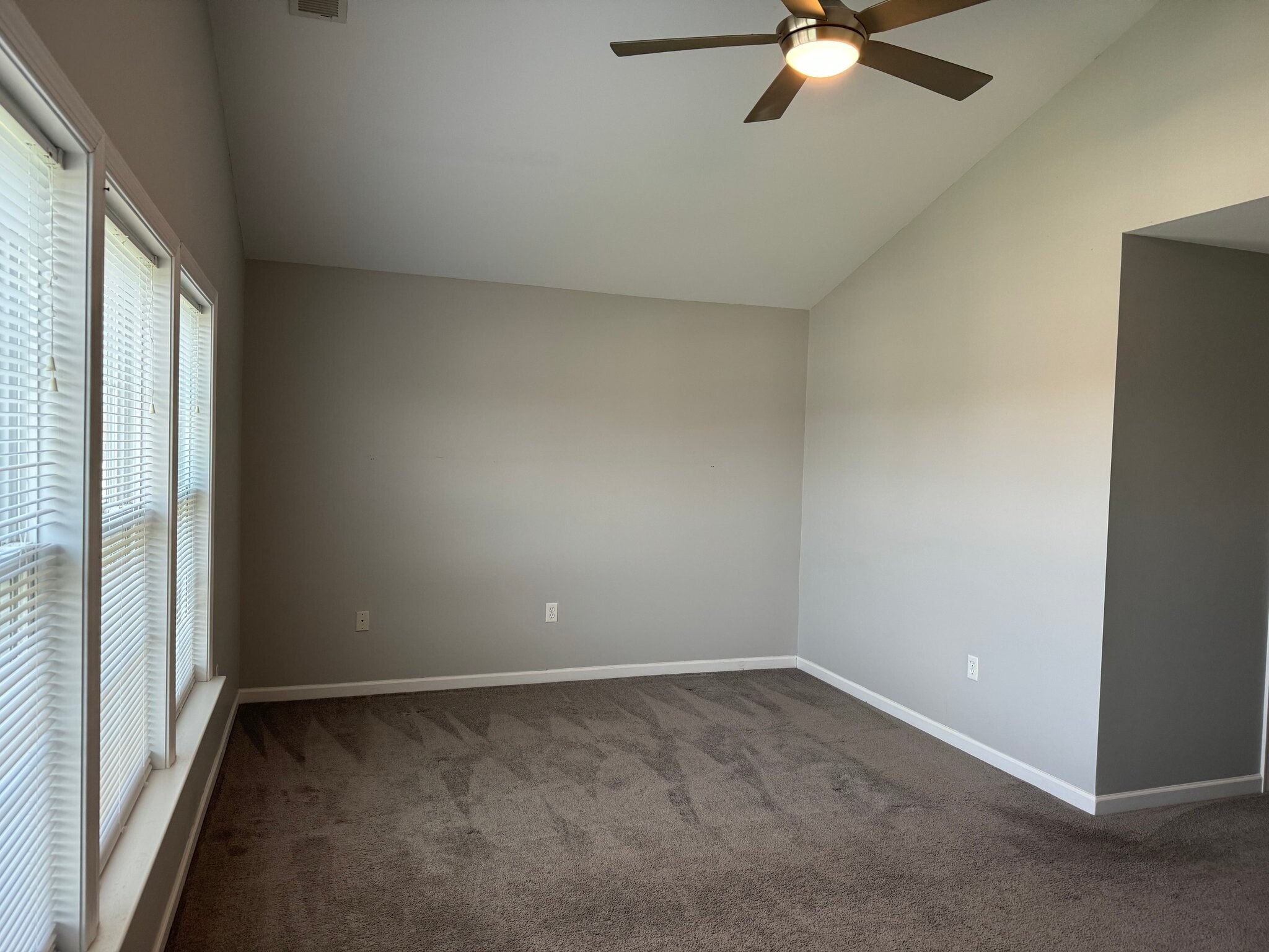 Building Photo - 15 Lombard Ln