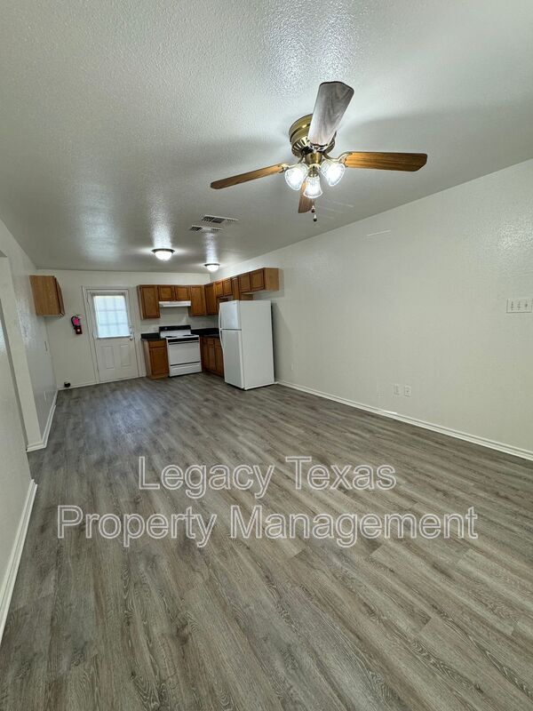 Building Photo - 701 Miracle Ln