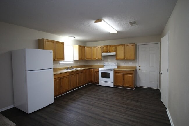 Building Photo - Updated 3BR/1BA Home – Fresh Paint, New Floors & Fenced Yard – HUD/Section 8 Accepted