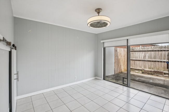 Building Photo - Beautiful 2 bedroom 2.5 bath condo with an...