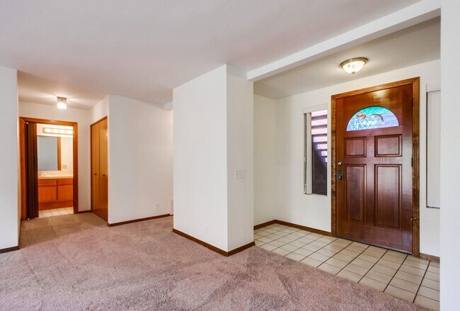 Building Photo - Prime Carlsbad Location - Available Now!