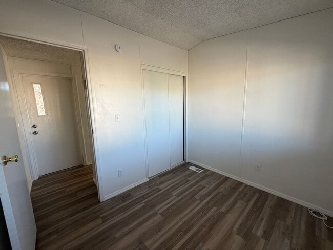 Building Photo - cute and cozy