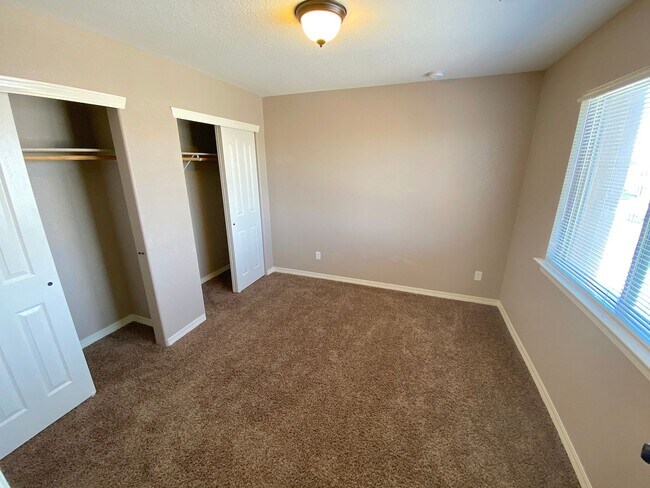 Building Photo - East El Paso LARGE 4bed/2.5bath Refrig A/C!