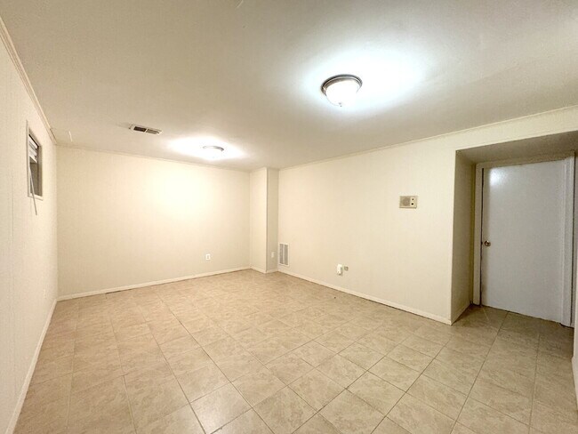 Building Photo - Charming Reston Townhome: Your Ideal Commuter's Haven