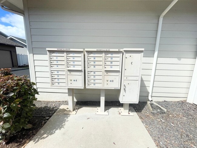 Building Photo - 3 BD/ 3 BA Townhome W/ Solar- Available no...