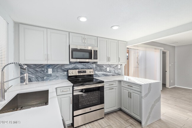 Building Photo - 14237 N 41st Dr