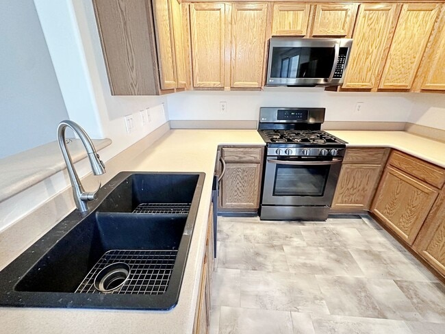 Building Photo - 1 WEEK FREE RENT! 1 BEDROOM DOWNSTAIRS CONDO IN GATED COMMUNITY 1 CAR GARAGE