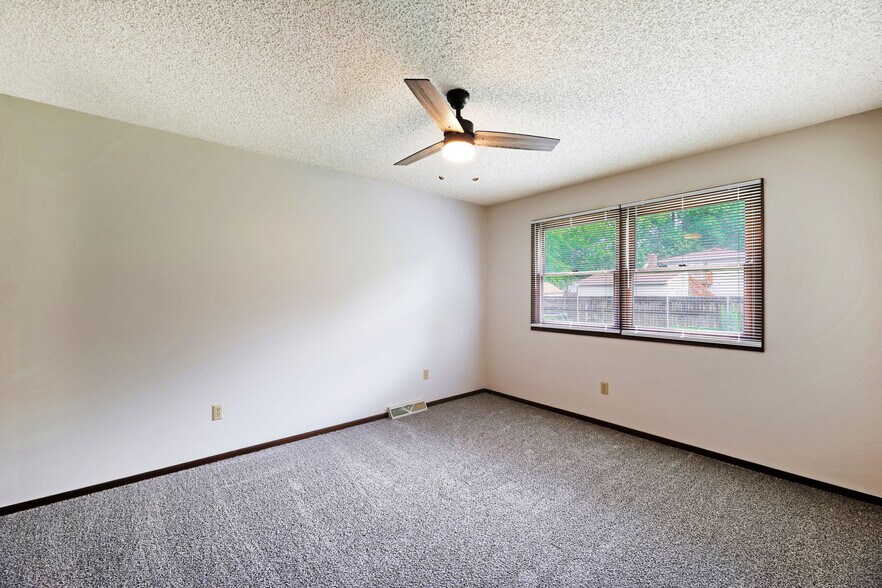 Building Photo - 1102 E Redwood Rd