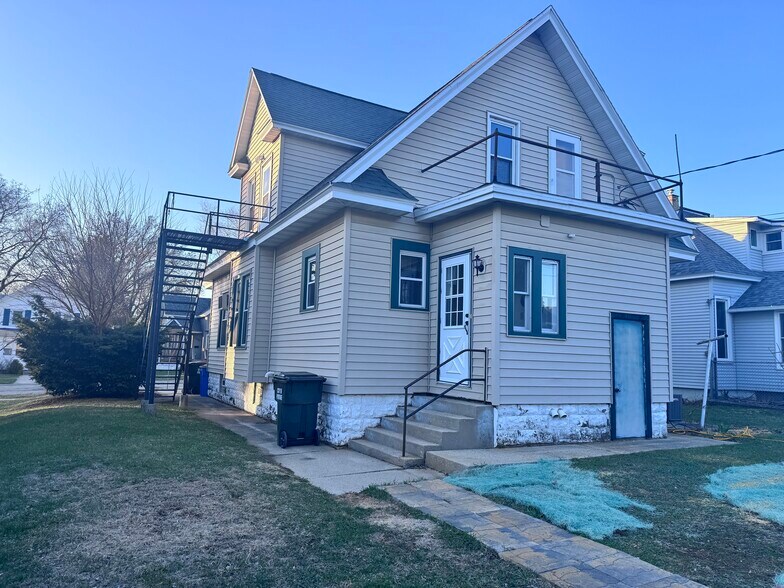 Building Photo - 410 E Conant St