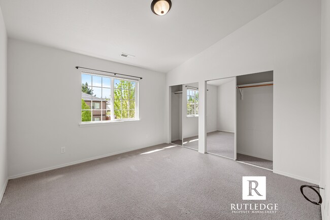 Building Photo - Southwest Medford / Near ROGUE X