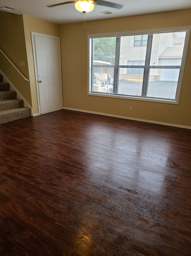 Building Photo - Magnolia Townhome