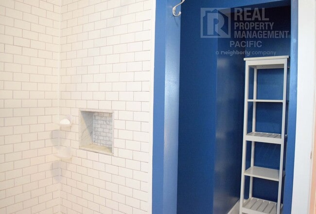 Building Photo - Spacious 3 Bedroom in Prime Location