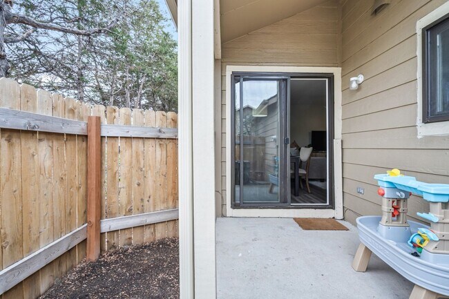 Building Photo - Spacious 3 Bedroom Townhouse-Style Condo N...