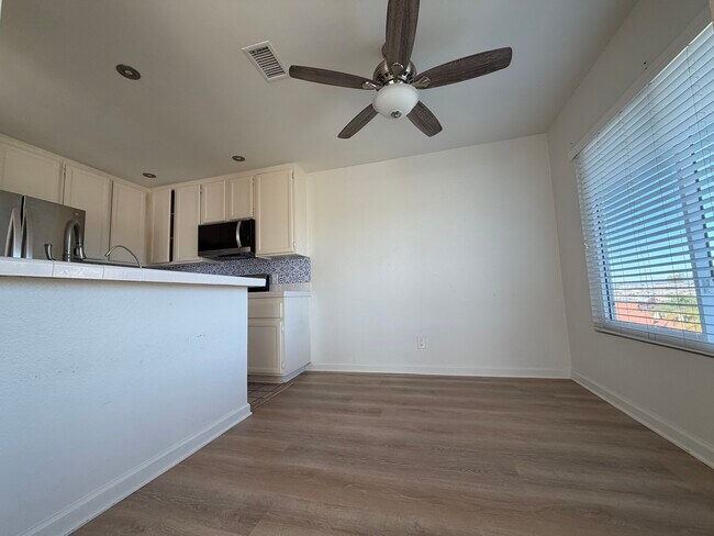 Building Photo - 870 S Rancho Santa Fe Rd