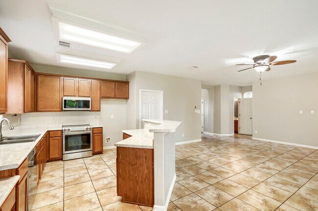 Building Photo - First time rental! Large home!