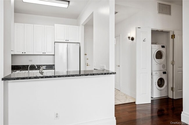 Building Photo - 1 Scarsdale Rd