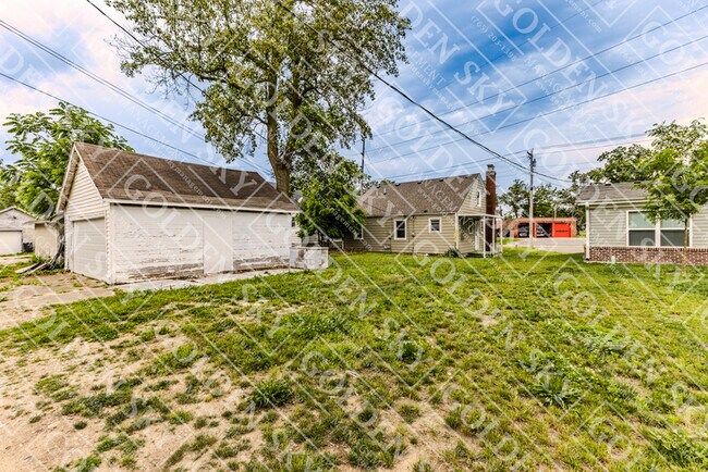 Building Photo - 811 E Memorial Dr