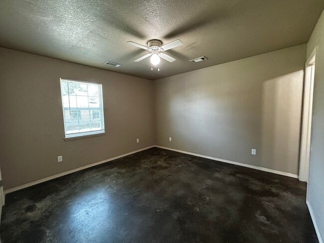 Building Photo - 603 Carson Rd